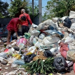Suasana pemilahan sampah di RT 01 RW 10, Dusun Betas, Desa Kepulungan, Kecamatan Gempol, Kabupaten Pasuruan.