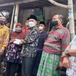 Gus Barra bersama Tim ASCF menyerahkan bantuan berupa uang untuk renovasi rumah.