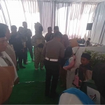 Anggota Satlantas Polres Probolinggo Kota saat memberikan santunan kepada puluhan anak yatim piatu, Senin (20/3/2023).