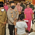 Kapolda Jatim Irjen Pol Nico Afinta bersama Wali Kota Malang Sutiaji saat menyapa salah satu anak terdampak Covid-19.