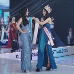 Mahasiswa ITS Komang Tris Astra Putri Adnyani saat menerima penyematan gelar sebagai Putri Kampus Persahabatan dan Putri Kampus Teknik di ajang Putri Kampus Indonesia 2025. (Ist)