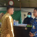 Wali Kota Kediri Abdullah Abu Bakar (kiri) saat meninjau salah satu warung milik penerima bantuan. Foto: Ist.