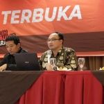 Komisioner KPU Kabupaten Kediri saat menggelar rapat pleno DPTb. foto: ARIF K/ BANGSAONLINE
