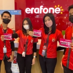 Para karyawan Erafone memamerkan kartu perdana dari Smartfren. 