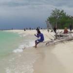 Pengunjung saat menikmati panorama alam Pulau Gili Labak. foto: rahmatullah/ BANGSAONLINE