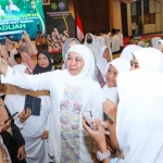 Khofifah Indar Parawansa berfoto bersama pada siswi Jawa Timur. Foto: Humas Pemprov Jatim