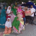 BEREMPATI: Warga Perum PPU Krian menyerahkan dana untuk gempa Lombok ke LAZISNU Sidoarjo, Kamis (9/10) malam. Foto : IST