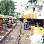 Kereta melintas, penjual pun minggir. foto: luckman hakim/BANGSAONLINE