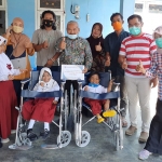 Forum Relawan Penanggulangan Bencana (FRPB) Kabupaten Pamekasan menyalurkan empat kursi roda bagi penyandang disabilitas, Selasa (7/9/2021). (foto: ist)