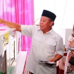 Bupati Lamongan Fadeli menggunakan hak suaranya di TPS 01 Kelurahan Tlogoanyar, sesuai tempat tinggalnya, Rabu (17/4). 