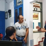 Dukut Imam Widodo (tengah) saat hendak dieksekusi Tim Intel Kejari Gresik dari kediamannya. foto: ist.
