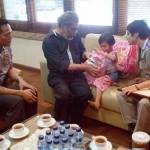 Ketua Komnas PAI, Aris Merdeka Sirait saat mengunjungi Alifa Zulfania (6), di Mapolres Gresik. foto: syuhud/BANGSAONLINE