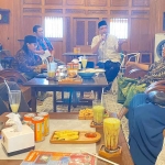 Koordinator GAM saat diskusi dengan beberapa pengasuh pondok pesantren di Jawa timur.
