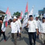 Ketua DPC PKB Bangkalan, Syaifuddin Asmoro, saat menyerahkan berkas bakal calon legislatif ke KPU.