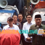 Ketua DPRD Gresik, Much Abdul Qodir, didampingi Ketua Komisi IV, Mohammad saat menemui para pendemo. Foto: SYUHUD/BANGSAONLINE