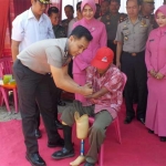 Kapolres Pacitan AKBP Setyo Kus Heriyatno saat memberikan bantuan kaki palsu.