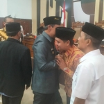 Bupati Pasuruan Irsyad Yusuf menyalami semua anggota dewan usai rapat paripurna terakhir di masa jabatannya.