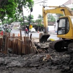 Pengerjaan proyek box culvert di depan kantor DPD II Golkar. foto: SYUHUD/ BANGSAONLINE