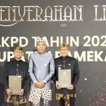 Pj Bupati Pamekasan, Masrukin, saat menerima penghargaan opini WTP dari BPK.