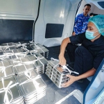 Ratusan paket makanan yang disajikan di tempat makan stainless tiba ke sekolah-sekolah di kota Bandung (dok. Pemkot Bandung)