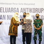 Gubenrur Khofifah menyerahkan cenderamata kepada Direktur Jejaring Pendidikan KPK RI Aida Ratna Zulaiha.