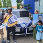 Perwakilan BRI Tuban ketika menyerahkan hadiah utama mobil kepada nasabah.