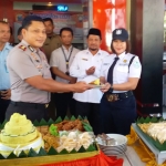 Kapolres Bangkalan AKBP Rama Samtama Putra memberikan potongan tumpeng kepada perwakilan Satpam saat peringatan HUT Satpam ke-39 di Mapolres Bangkalan, Rabu (22/01) kemarin.

