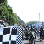 Gubernur Jawa Timur, Khofifah Indar Parawansa bersama Panglima Divisi Infanteri (Pangdivif) 2 Kostrad, Mayjen TNI Tri Yuniarto, melepas keberangkatan ratusan peserta Bakti Sosial (Baksos) Peduli Sesama Divif 2 Kostrad Menuju New Normal Malang Raya, di Lapangan Rampal, Kota Malang, Sabtu (20/6). foto: ist/ bangsaonline.com