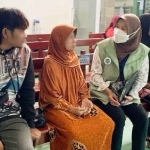 Petugas dari BPJS Kesehatan saat melayani salah satu pasien.