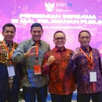 Wali Kota Kediri, Abdullah Abu Bakar (nomor 2 dari kiri), bersama Menpan RB, Abdullah Azwar Anas, didampingi Asisten Perekonomian dan Pembangunan Kota Kediri, M. Ferry Djatmiko (kiri), serta Kepala DPMPTSP Kota Kediri, Edi Darmasto. Foto: Ist 