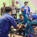 Peserta saat membongkar kendaraan yang menjadi bahan di kompetisi.