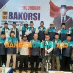 Tim 100 Bakorsi Relawan Capres Anies Baswedan usai dikukuhkan. Foto: SYUHUD/BANGSAONLINE