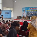 Menteri Sosial Saifullah Yusuf (Gus Ipul) saat dialog dengan salah satu wali murid dalam kunjungan di SRMA 25 Brondong, Lamongan. Foto: Antara