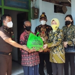 Ketua IAD (Ikatan Adhyaksa Darmakarini) Kabupaten Kediri Ny. Sri Kuncoro didampingi Kajari Kabupaten Kediri Sri Kuncoro, S.H., (paling kanan) dan Kasi Intel Roni, S.H., (nomor 2 dari kiri) saat menyerahkan secara langsung bantuan paket sembako kepada penerima. (foto: MUJI HARJITA/BANGSAONLINE)