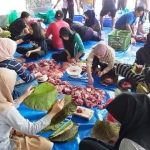 Para pegawai KPP Pratama Tuban terlibat langsung proses menguliti hewan kurban.