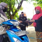 Pengambilan Rapor Sistem Drive Thru SMPN 1 Mojowarno.