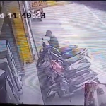 Tangkapan layar rekaman CCTV saat pelaku maling motor beraksi.