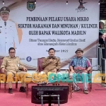 Wali Kota Madiun, Maidi didampingi oleh Kepala Disnaker KUKM dan mentor memberikan suport kepada para pelaku UMKM kota Madiun. Foto : Hendro Suhartono/BANGSAONLINE.com