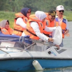 Gubernur Jawa Timur Khofifah Indar Parawansa melakukan gerakan bersih-bersih sungai sekaligus menabur benih ikan di sungai Brantas Mojokerto Jawa Timur, Ahad (3/11/2019). foto: Istimewa/ BANGSAONLINE.com