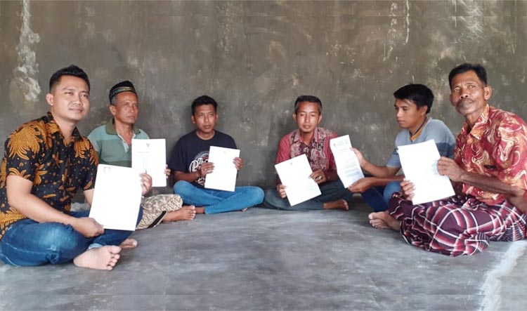 Tujuh Perangkat Desa Nyalabuh Daya Pamekasan, yang diberhentikan saat menunjukkan surat keberatan. 