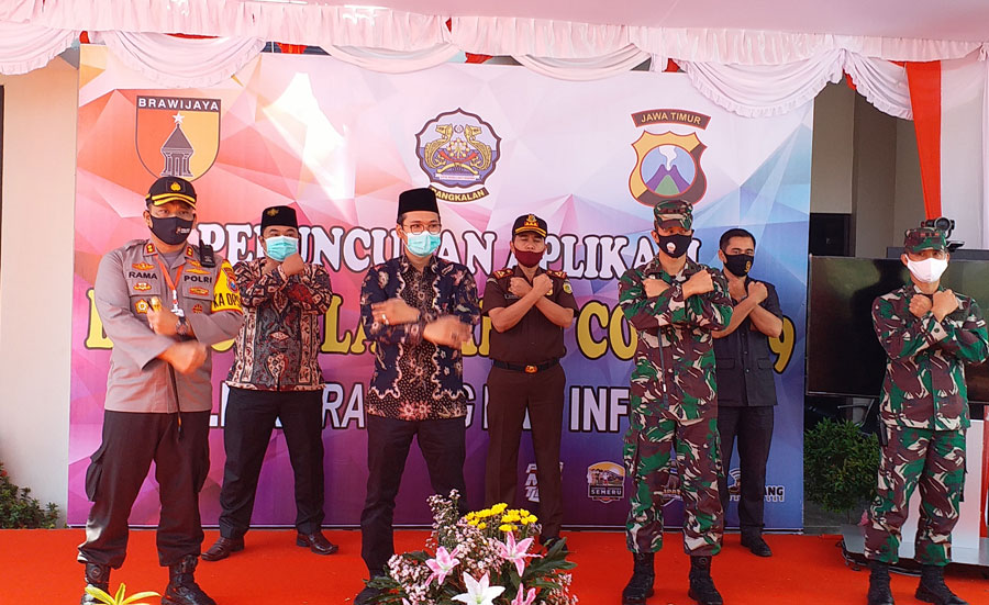 Kapolres AKBP Rama Samtama Putra bersama Bupati Bangkalan Abdul Latif Imron, Dandim, Kejari, Ketua DPRD, perwakilan PN dan PA saat launching aplikasi Anti Covid-19, Selasa (23/6/2020).