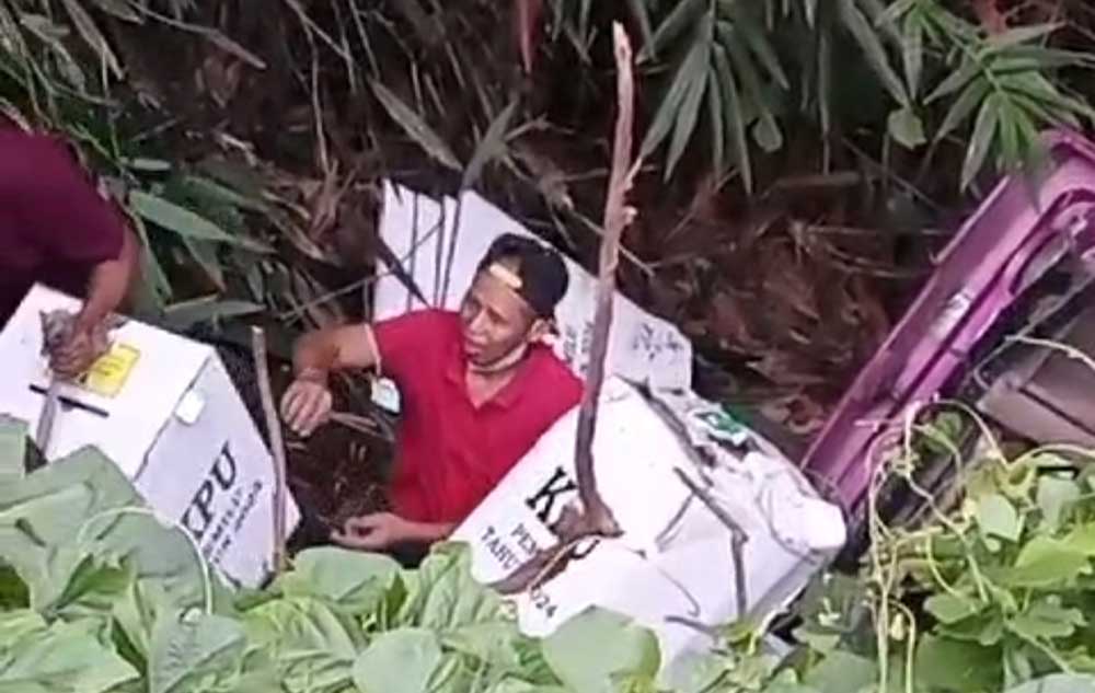 Petugas berusaha mengevakuasi muatan berupa logistik pemilu.