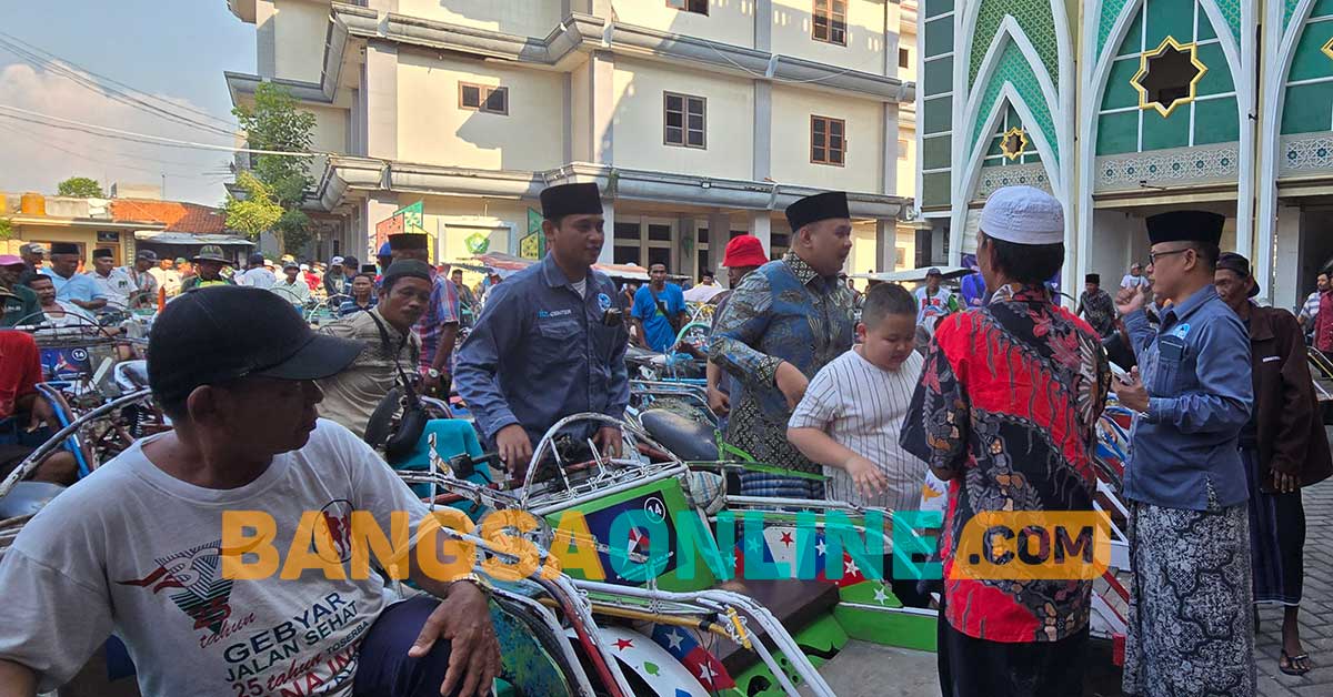 Para tukang becak di Bangkalan saat menerima THR atau tunjangan hari raya dari seorang politikus Demokrat.