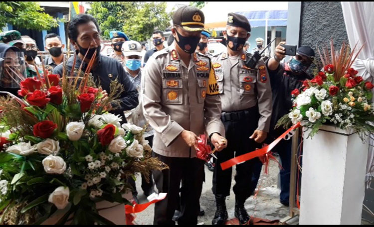 Kapolres Kediri, AKBP Lukman Cahyono saat menggunting pita tanda di-launching-nya Kampung Tangguh Semeru di 10 desa di Kecamatan Kayen Kidul. (foto: MUJI/ BANGSAONLINE)