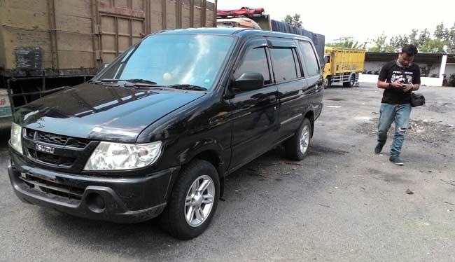 Mobil Siswanto, Camat Ngusikan, Kabupaten Jombang yang diamankan di Satlantas Polres Jombang, Rabu (18/05).
foto : Romza/ BANGSAONLINE.com