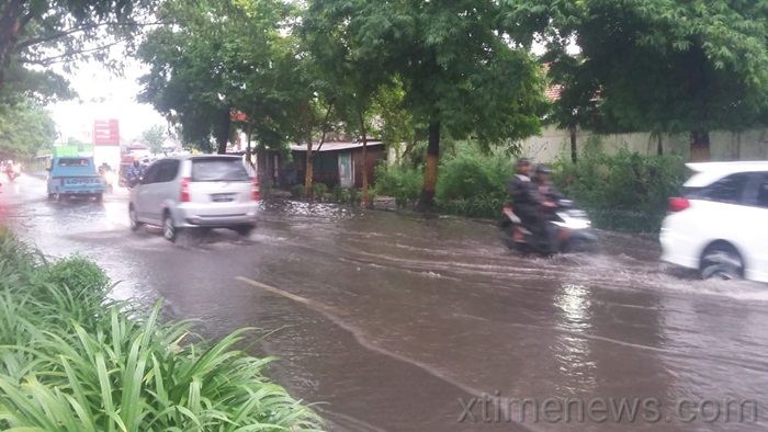 Genangan air di beberapa ruas jalan akibat hujan deras.