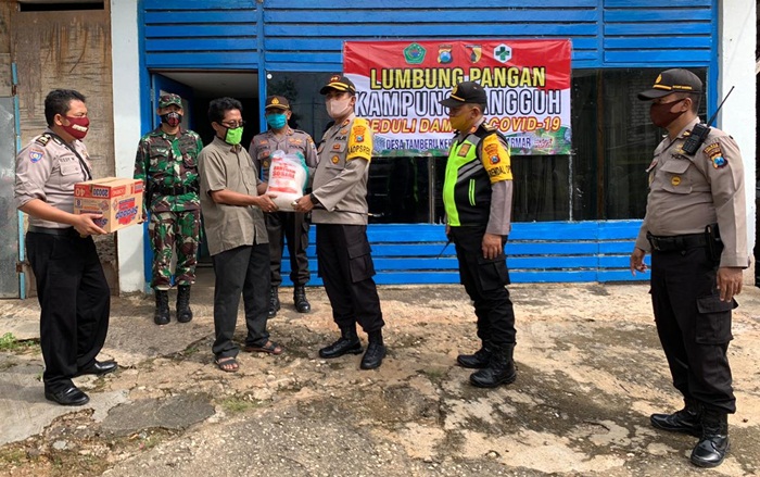Kapolres Pamekasan memberikan bansos terhadap warga di kampung tangguh.