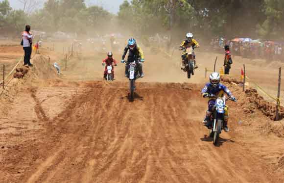SERU: Para biker saat melakukan balapan di sirkuit bumi Margosuko, Kecamatan Bancar, Tuban. foto: suwandi/BANGSAONLINE