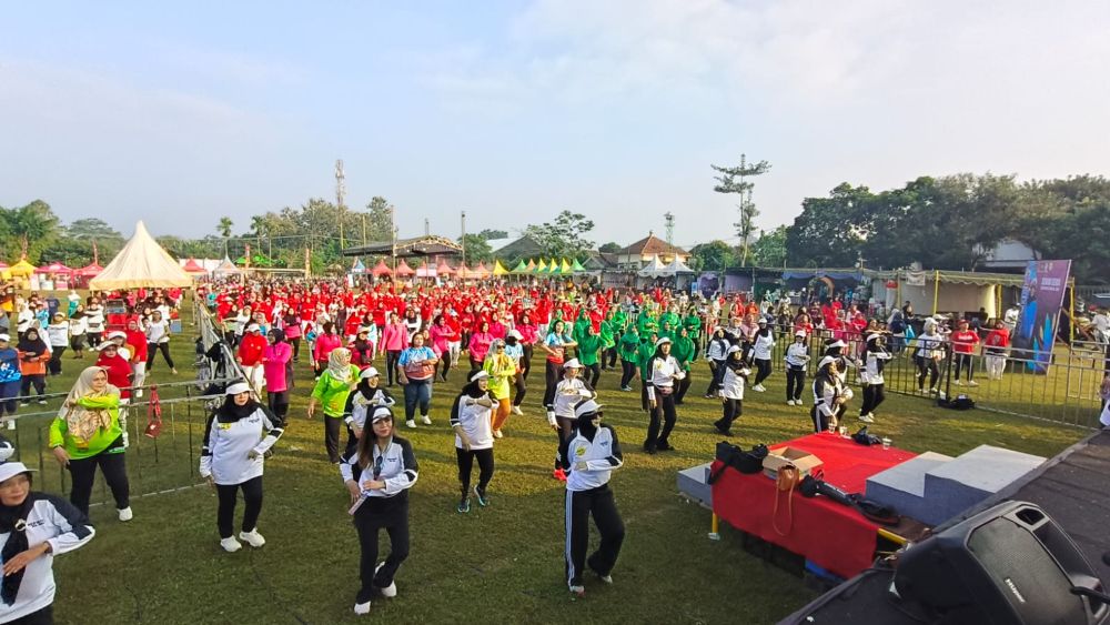 Kegiatan senam ceria yang diadakan Perwosi Blitar di Desa Tlogo