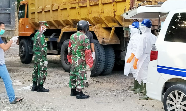 Saat tim medis melakukan evakuasi pasien positif Corona di Desa Bendung, Kecamatan Jetis. foto: SOFFAN/ BANGSAONLINE